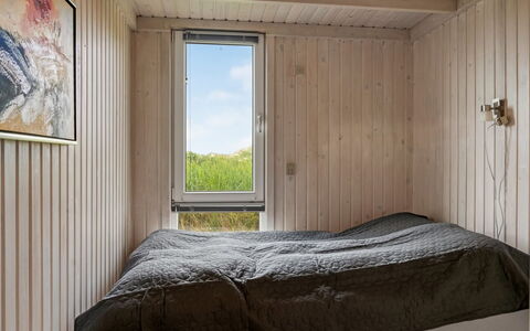 Fanney - 100M from the Sea: Slaapkamer, Bed, Hout, Laken, Bedding, Verdieping, Flooring, Interieur Ontwerp, Linens, Plafond