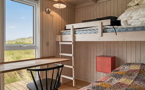 Fanney - 100M from the Sea: Slaapkamer, Hout, Interieur Ontwerp, Bed, Meubilair, Plafond, Flooring, Verdieping, Stapelbed, Bed Frame