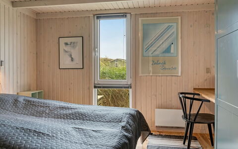 Fanney - 100M from the Sea: Slaapkamer, Hout, Bed, Verdieping, Laken, Interieur Ontwerp, Flooring, Bedding, Bed Frame, Plafond