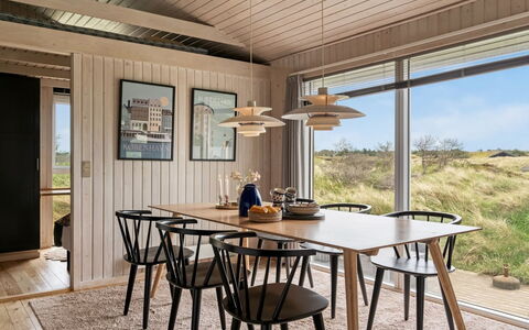 Fanney - 100M from the Sea: Hout, Keuken En Eettafel, Eetkamer, Houten Vloer, Hardwood, Beits, Plank, Stoel, Natuurlijk Materiaal, Multiplex