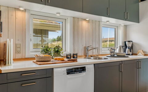 Fanney - 100M from the Sea: Toestel Van De Keuken, Keuken, Countertop, Major Appliance, Interieur Ontwerp, Cabinetry, Huishoudapparatuur, Meubilair, Flooring, Small Appliance