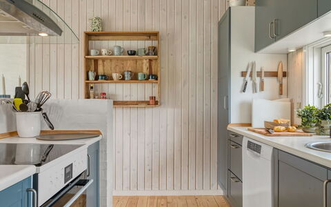 Fanney - 100M from the Sea: Keuken, Countertop, Toestel Van De Keuken, Interieur Ontwerp, Hout, Meubilair, Flooring, Major Appliance, Plafond, Cabinetry