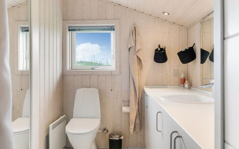 Fanney - 100M from the Sea: Hout, Loodgieterswerkinrichting, Flooring, Verdieping, Toilet, Interieur Ontwerp, Loodgieter, Badkamer, Wastafel, Huis