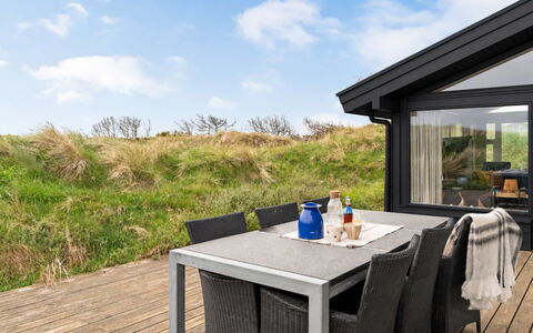 Fanney - 100M from the Sea: Verblijf, Buitenmeubels, Dek, Hardwood, Veranda, Keuken En Eettafel, Stoel, Beits, Eco Hotel, Plank