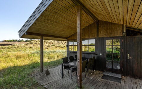 Marite - 200M from the Sea: Huis, Huis, Deur, Dak, Verblijf, Landgoed, Tuin, Schaduw, Siding, Werf