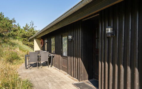 Marite - 200M from the Sea: Huis, Huis, Deur, Dak, Verblijf, Landgoed, Tuin, Schaduw, Siding, Werf