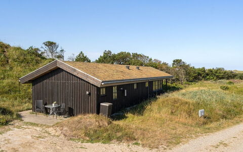 Marite - 200M from the Sea: Huis, Huis, Deur, Dak, Verblijf, Landgoed, Tuin, Schaduw, Siding, Werf