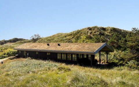 Marite - 200M from the Sea: Huis, Huis, Deur, Dak, Verblijf, Landgoed, Tuin, Schaduw, Siding, Werf
