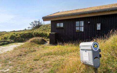 Marite - 200M from the Sea: Huis, Huis, Deur, Dak, Verblijf, Landgoed, Tuin, Schaduw, Siding, Werf