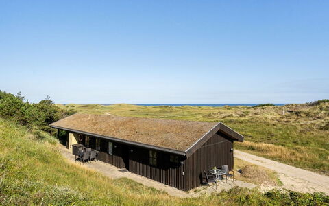 Marite - 200M from the Sea: Huis, Huis, Deur, Dak, Verblijf, Landgoed, Tuin, Schaduw, Siding, Werf