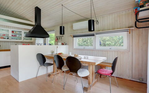 Evan - 1.3Km from the Sea: Interieur Ontwerp, Flooring, Hout, Meubilair, Plafond, Verdieping, Lichte Inrichting, Keuken, Countertop, Verlichting
