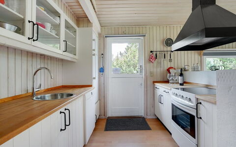 Evan - 1.3Km from the Sea: Keuken, Flooring, Hout, Interieur Ontwerp, Countertop, Verdieping, Plafond, Houten Vloer, Toestel Van De Keuken, Huis