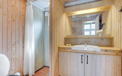 Evan - 1.3Km from the Sea: Flooring, Hout, Verdieping, Interieur Ontwerp, Loodgieterswerkinrichting, Plafond, Kamer, Loodgieter, Kraan, Badkamer