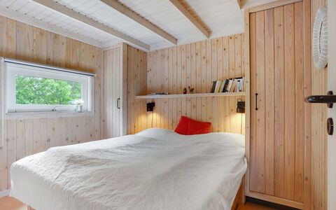 Evan - 1.3Km from the Sea: Hout, Slaapkamer, Interieur Ontwerp, Flooring, Plafond, Verdieping, Bed, Kamer, Verlichting, Meubilair