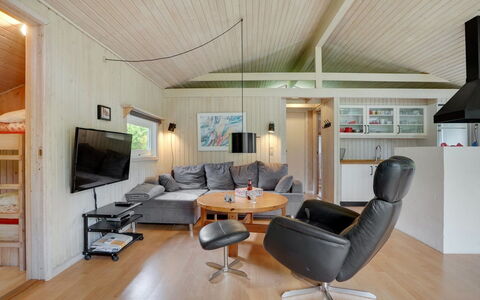 Evan - 1.3Km from the Sea: Interieur Ontwerp, Plafond, Hout, Meubilair, Flooring, Bankstel, Kamer, Verdieping, Woonkamer, Lichte Inrichting