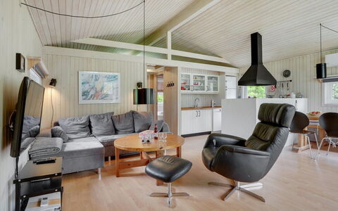Evan - 1.3Km from the Sea: Interieur Ontwerp, Meubilair, Plafond, Bankstel, Hout, Flooring, Woonkamer, Kamer, Verdieping, Lichte Inrichting