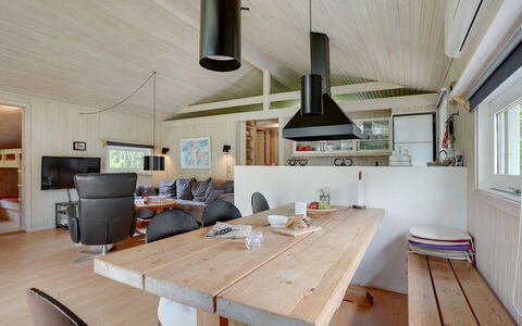 Evan - 1.3Km from the Sea: Hout, Plafond, Interieur Ontwerp, Flooring, Meubilair, Verdieping, Kamer, Huis, Lichte Inrichting, Woonkamer