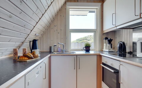 Viona - 350M from the Sea: Hout, Keuken, Flooring, Plafond, Interieur Ontwerp, Verdieping, Countertop, Cabinetry, Toestel Van De Keuken, Major Appliance