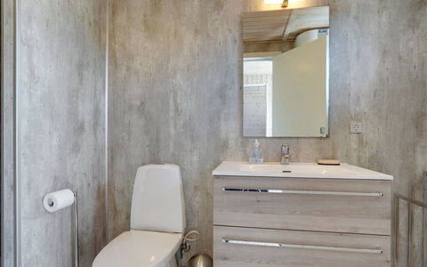 Viona - 350M from the Sea: Flooring, Loodgieterswerkinrichting, Verdieping, Wastafel, Badkamer, Wastafel In De Badkamer, Interieur Ontwerp, Kraan, Loodgieter, Tegel