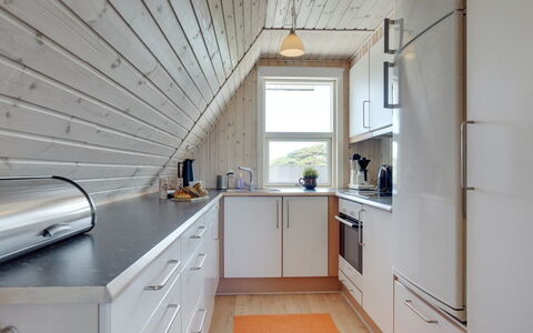 Viona - 350M from the Sea: Keuken, Flooring, Countertop, Hout, Toestel Van De Keuken, Interieur Ontwerp, Plafond, Verdieping, Cabinetry, Major Appliance