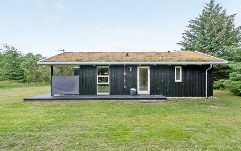 Svantepolk - 1.1Km from the Sea: Huis, Huis, Deur, Dak, Verblijf, Landgoed, Tuin, Schaduw, Siding, Werf