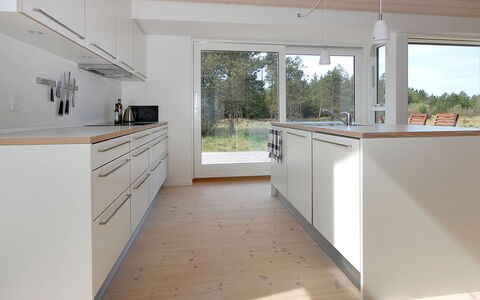 Melinda - 2Km from the Sea: Flooring, Verdieping, Houten Vloer, Hout, Interieur Ontwerp, Countertop, Laminaatvloer, Keuken, Huis, Meubilair