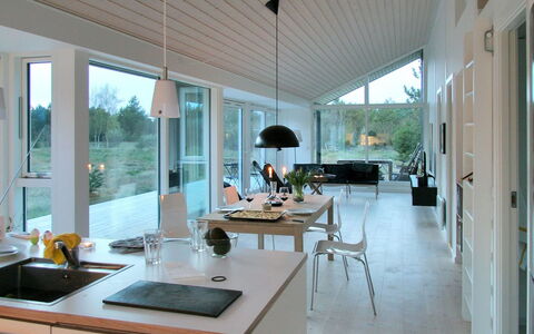 Melinda - 2Km from the Sea: Huis, Plafond, Stoel, Lichte Inrichting, Keuken En Eettafel, Woonkamer, Kamerplant, Daylighting, Houten Vloer