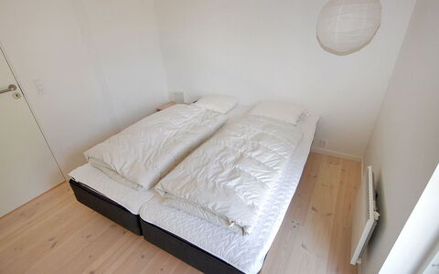 Melinda - 2Km from the Sea: Slaapkamer, Hout, Verdieping, Flooring, Bed, Meubilair, Bedding, Laken, Interieur Ontwerp, Linens