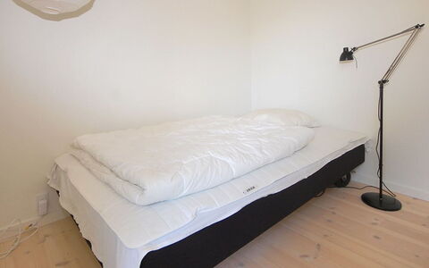 Melinda - 2Km from the Sea: Meubilair, Hout, Verdieping, Flooring, Slaapkamer, Bed, Interieur Ontwerp, Laken, Bedding, Linens