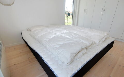 Melinda - 2Km from the Sea: Slaapkamer, Bed, Verdieping, Bedding, Laken, Bed Frame, Linens, Meubilair, Matras, Houten Vloer