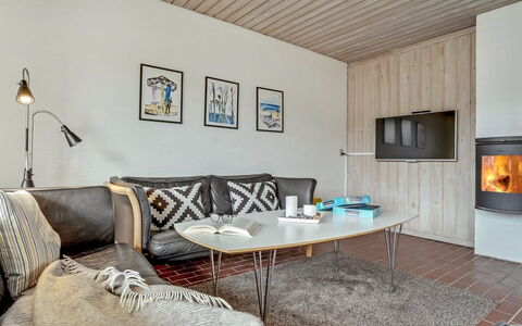Emiljan - 400M from the Sea: Meubilair, Interieur Ontwerp, Flooring, Verdieping, Bankstel, Hout, Kamer, Woonkamer, Plafond, Verlichting