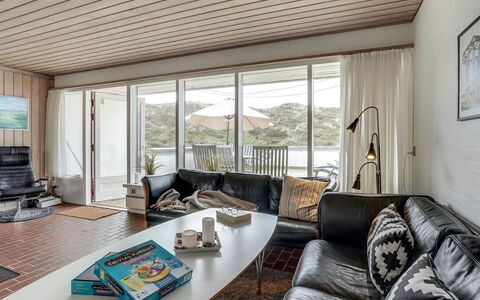 Emiljan - 400M from the Sea: Meubilair, Interieur Ontwerp, Bankstel, Hout, Verdieping, Flooring, Plafond, Woonkamer, Kamer, Huis