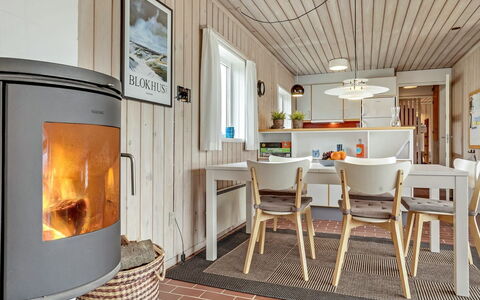Emiljan - 400M from the Sea: Hout, Flooring, Verdieping, Beits, Hardwood, Houten Vloer, Kamerplant, Woonkamer