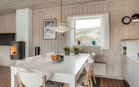 Emiljan - 400M from the Sea: Flooring, Interieur Ontwerp, Meubilair, Muur, Verdieping, Hout, Lichte Inrichting, Plafond, Keuken En Eettafel, Eetkamer