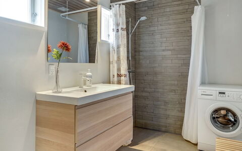 Emiljan - 400M from the Sea: Flooring, Verdieping, Loodgieterswerkinrichting, Interieur Ontwerp, Badkamerkast, Wastafel, Wastafel In De Badkamer, Kraan, Badkamer, Loodgieter