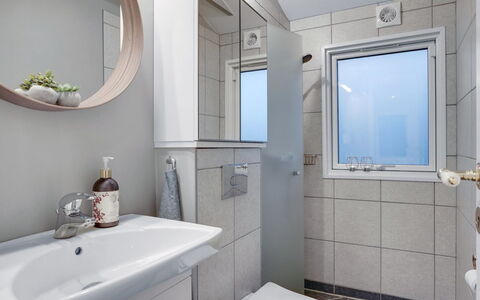 Adam - from the Sea: Badkamer, Loodgieterswerkinrichting, Interieur Ontwerp, Wastafel, Wastafel In De Badkamer, Toilet, Flooring, Spiegel, Verdieping, Badkamerkast