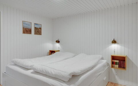 Adam - from the Sea: Hout, Slaapkamer, Interieur Ontwerp, Flooring, Plafond, Verdieping, Bed, Bedding, Kamer, Laken