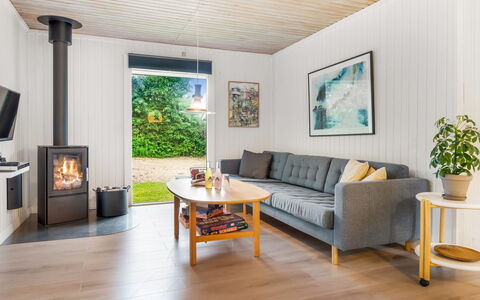 Soraya - 700M to the Fjord: Flooring, Verdieping, Interieur Ontwerp, Meubilair, Hout, Bankstel, Houten Vloer, Woonkamer, Kamer, Huis