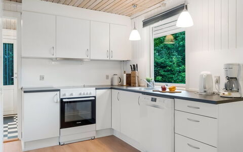 Soraya - 700M to the Fjord: Keuken, Toestel Van De Keuken, Countertop, Interieur Ontwerp, Flooring, Major Appliance, Hout, Cabinetry, Meubilair, Plafond