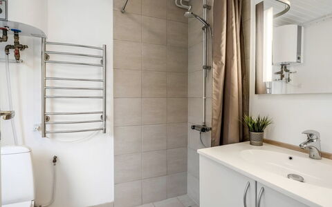 Soraya - 700M to the Fjord: Loodgieterswerkinrichting, Flooring, Muur, Interieur Ontwerp, Badkamer, Verdieping, Toilet, Wastafel, Kraan, Loodgieter