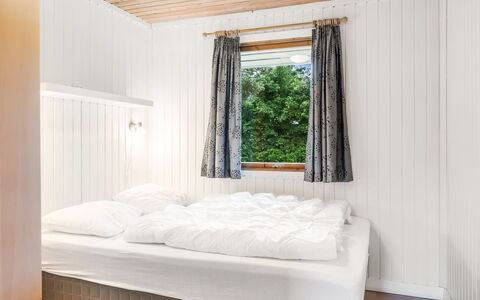 Soraya - 700M to the Fjord: Hout, Slaapkamer, Bed, Interieur Ontwerp, Flooring, Verdieping, Laken, Bedding, Plafond, Linens