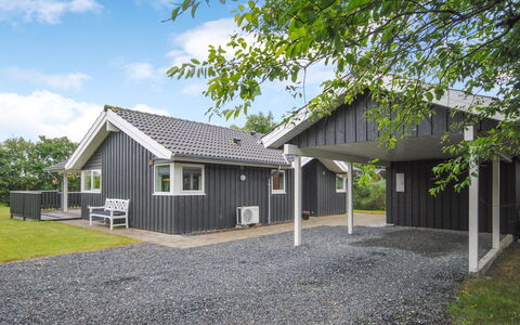 Evelina - 150M to the Fjord: Gebouw, Huis, Venster, Huis, Dak, Woongebied, Struik, Verblijf, Land Lot