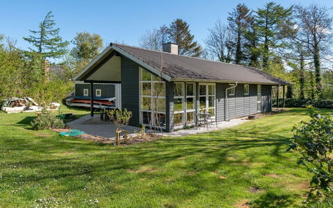 Marlien - 1Km to the Fjord: Blauw, Struik, Verblijf, Groundcover, Tuin, Landgoed, Schaduw, Landscaping, Boerderij, Eco Hotel