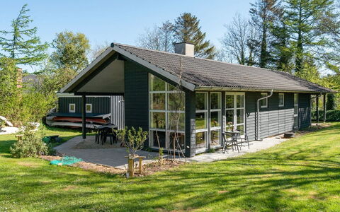 Marlien - 1Km to the Fjord: Blauw, Struik, Verblijf, Groundcover, Tuin, Landgoed, Schaduw, Landscaping, Boerderij, Eco Hotel