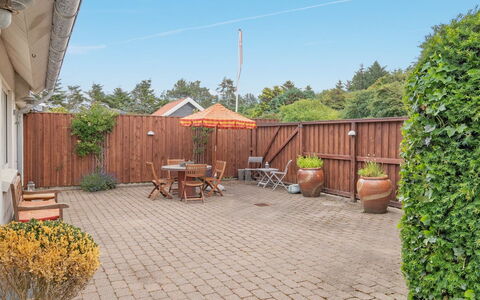 Yorrick - 50M to the Fjord: Struik, Tuin, Bloempot, Backyard, Schaduw, Landscaping, Werf, Buitenmeubels, Binnenplaats