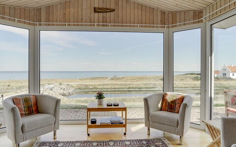 Yorrick - 50M to the Fjord: Hout, Meubilair, Verdieping, Interieur Ontwerp, Flooring, Plafond, Huis, Stoel, Woonkamer, Kamer