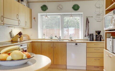 Yorrick - 50M to the Fjord: Countertop, Keuken, Meubilair, Interieur Ontwerp, Cabinetry, Toestel Van De Keuken, Flooring, Hout, Verlichting, Plafond