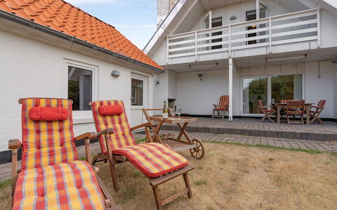 Yorrick - 50M to the Fjord: Lucht, Huis, Huis, Verblijf, Schaduw, Landgoed, Buitenmeubels, Villa, Stoel
