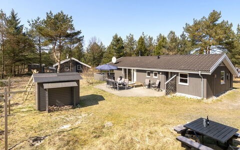 Sighbiorn - 950M from the Sea: Blauw, Struik, Verblijf, Groundcover, Tuin, Landgoed, Schaduw, Landscaping, Boerderij, Eco Hotel