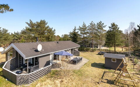 Sighbiorn - 950M from the Sea: Blauw, Struik, Verblijf, Groundcover, Tuin, Landgoed, Schaduw, Landscaping, Boerderij, Eco Hotel
